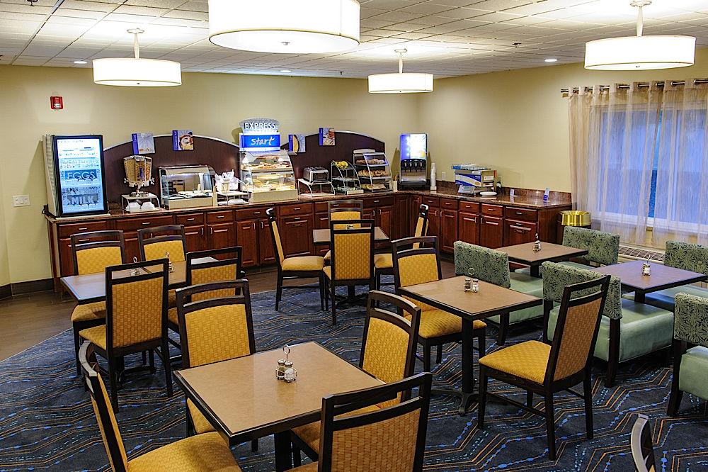 Holiday Inn Express - Ludlow - Chicopee Area By Ihg Bagian luar foto