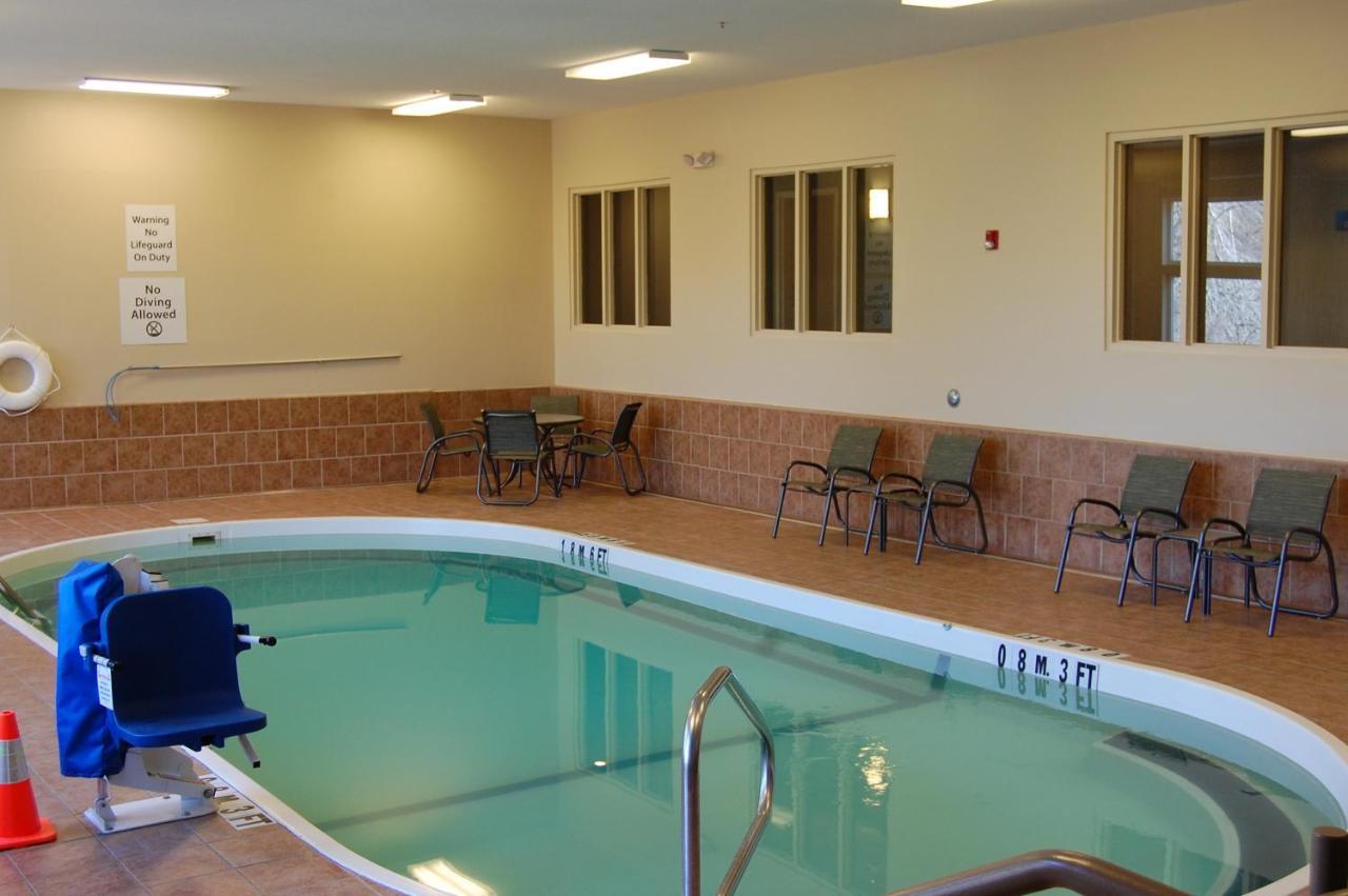Holiday Inn Express - Ludlow - Chicopee Area By Ihg Bagian luar foto