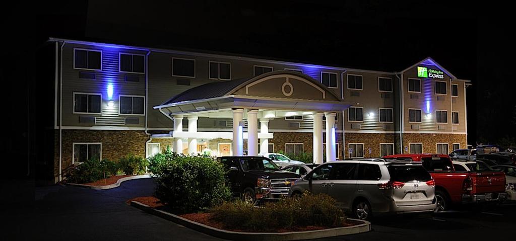 Holiday Inn Express - Ludlow - Chicopee Area By Ihg Bagian luar foto