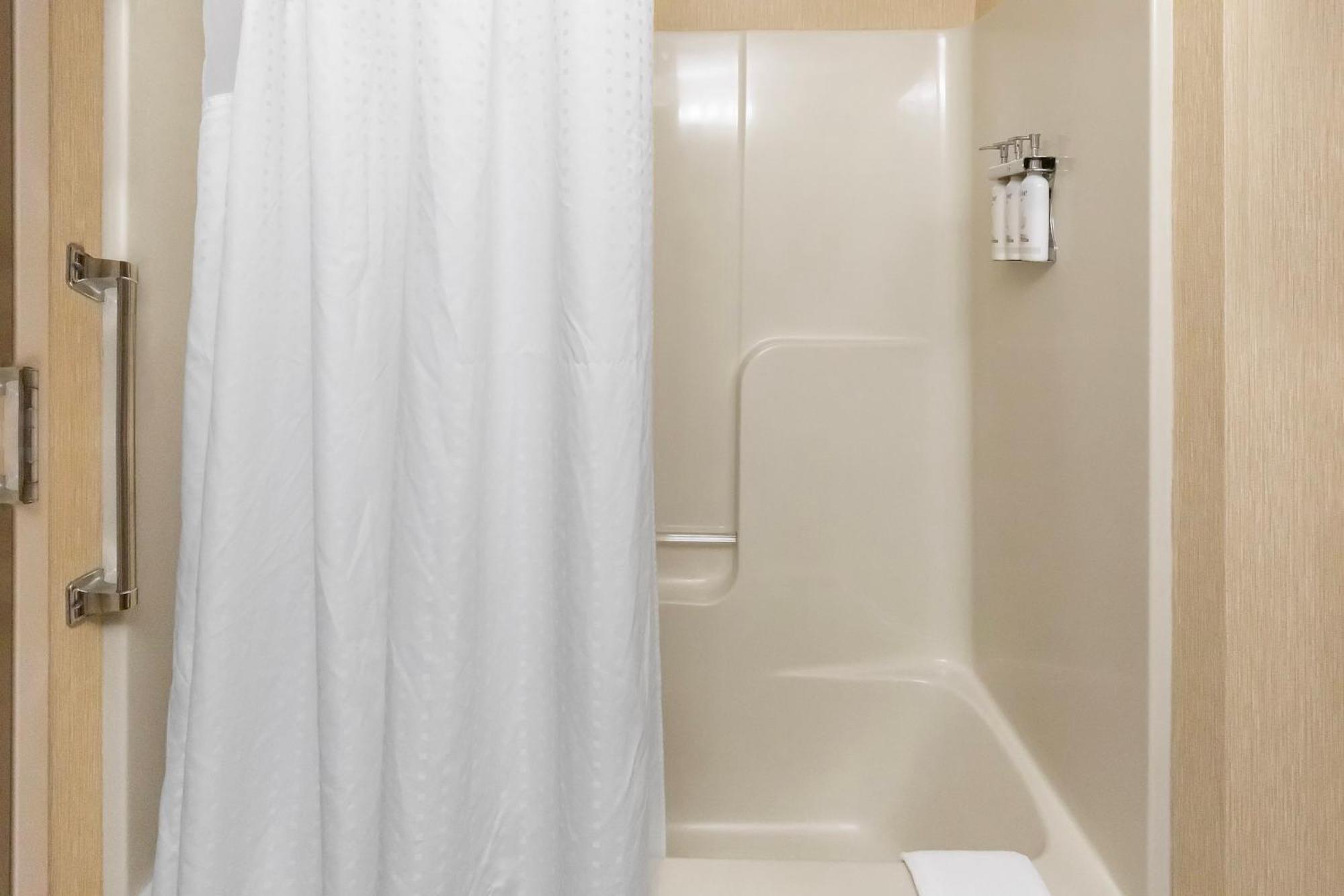 Holiday Inn Express - Ludlow - Chicopee Area By Ihg Bagian luar foto