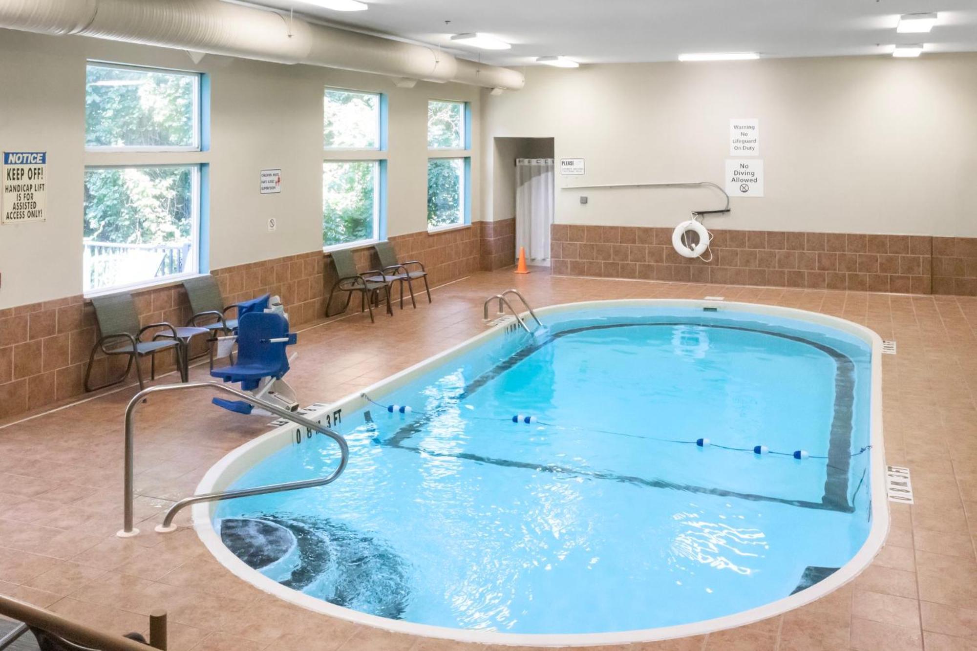 Holiday Inn Express - Ludlow - Chicopee Area By Ihg Bagian luar foto
