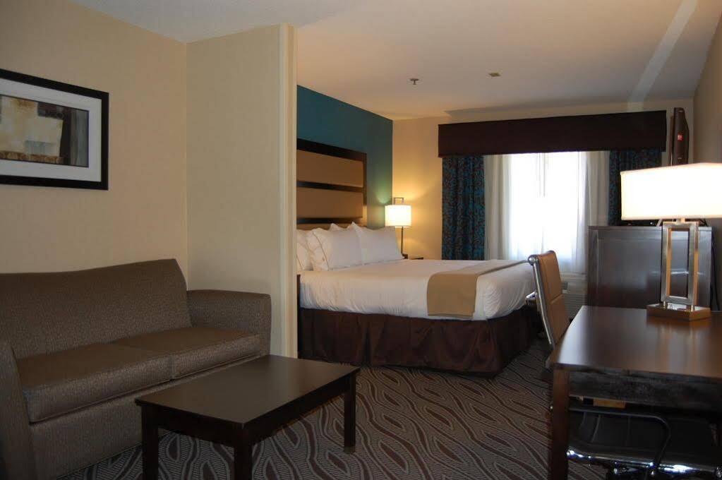 Holiday Inn Express - Ludlow - Chicopee Area By Ihg Bagian luar foto