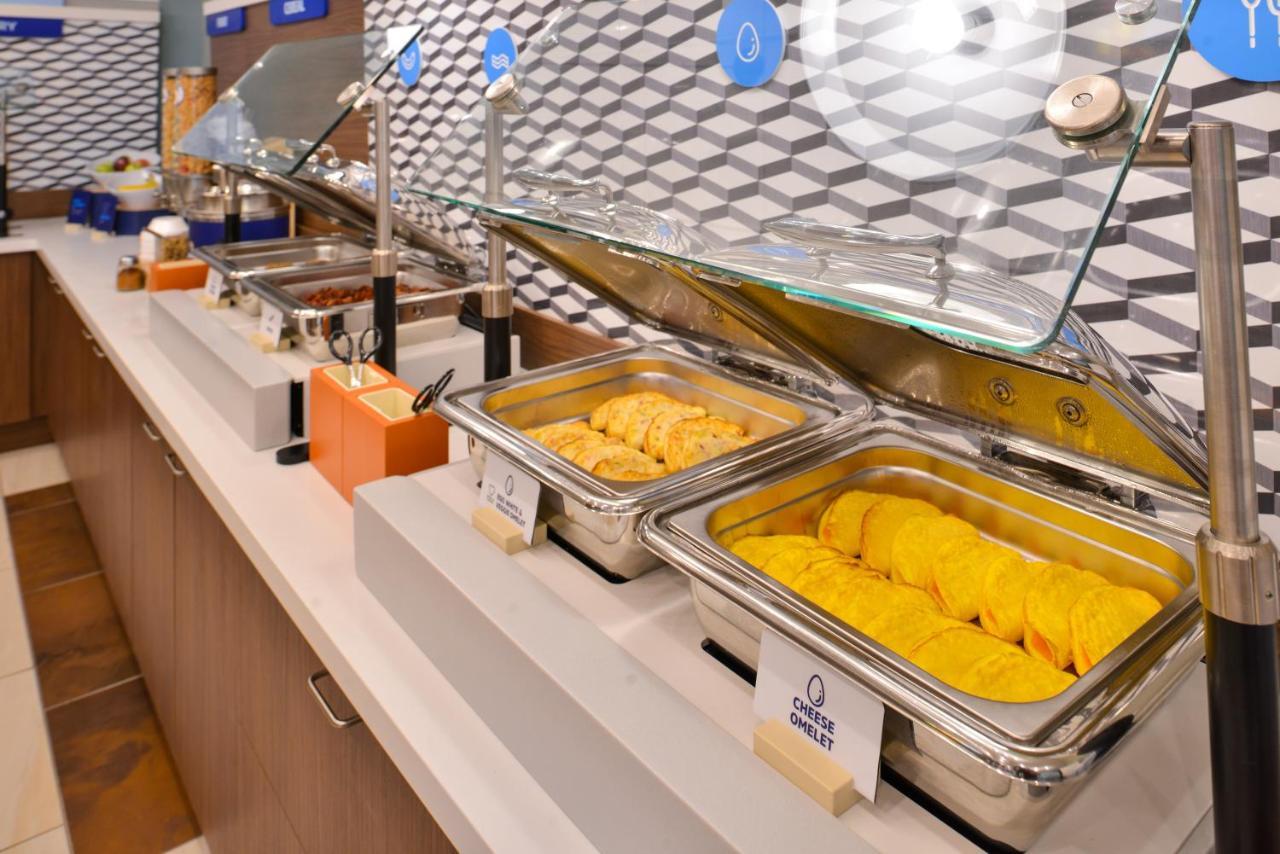 Holiday Inn Express - Ludlow - Chicopee Area By Ihg Bagian luar foto