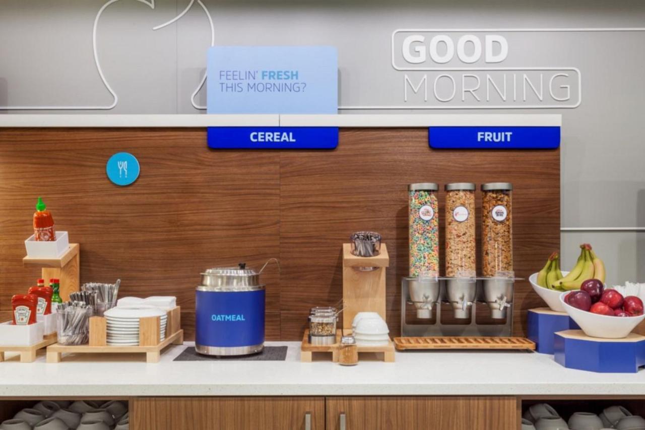 Holiday Inn Express - Ludlow - Chicopee Area By Ihg Bagian luar foto