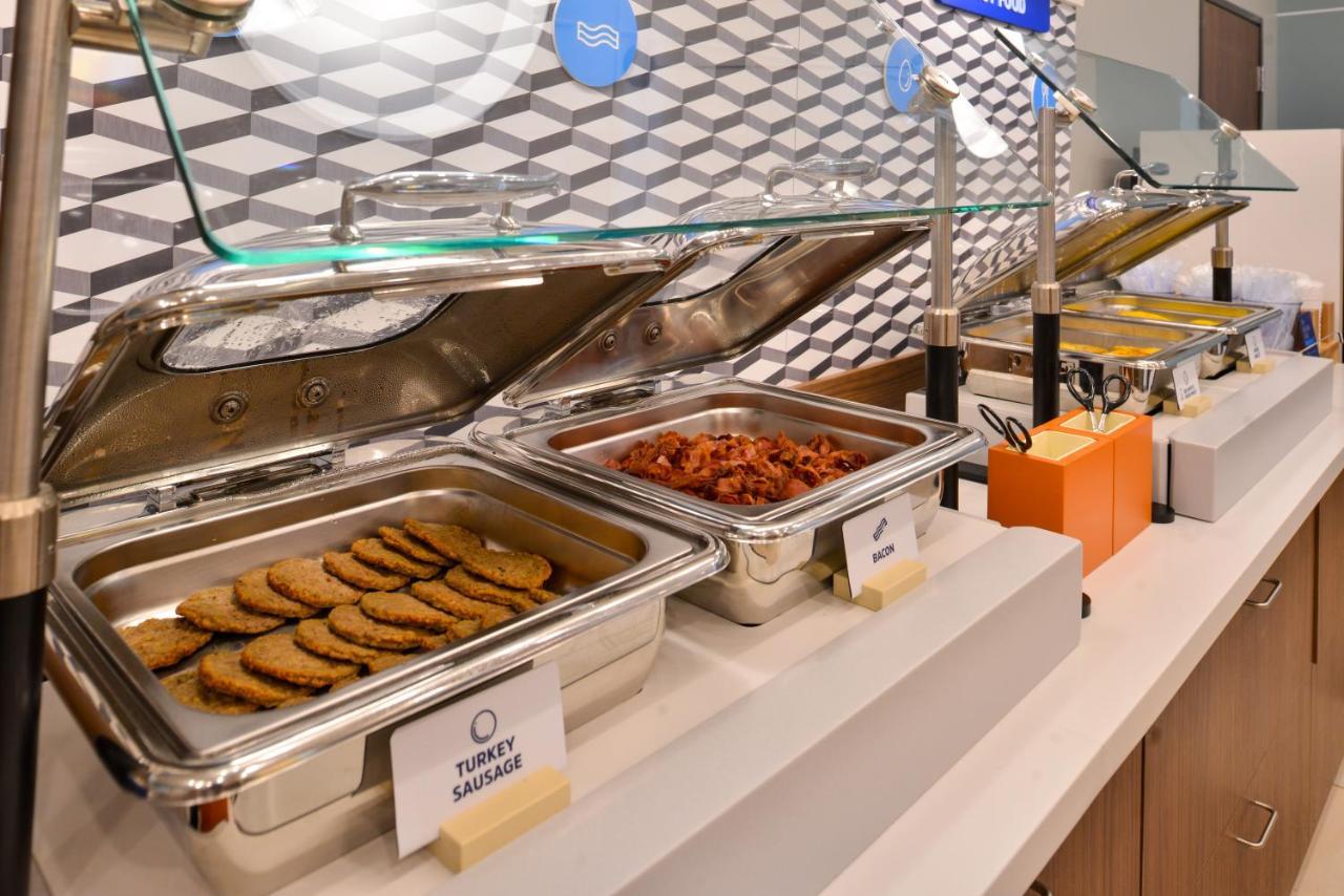 Holiday Inn Express - Ludlow - Chicopee Area By Ihg Bagian luar foto