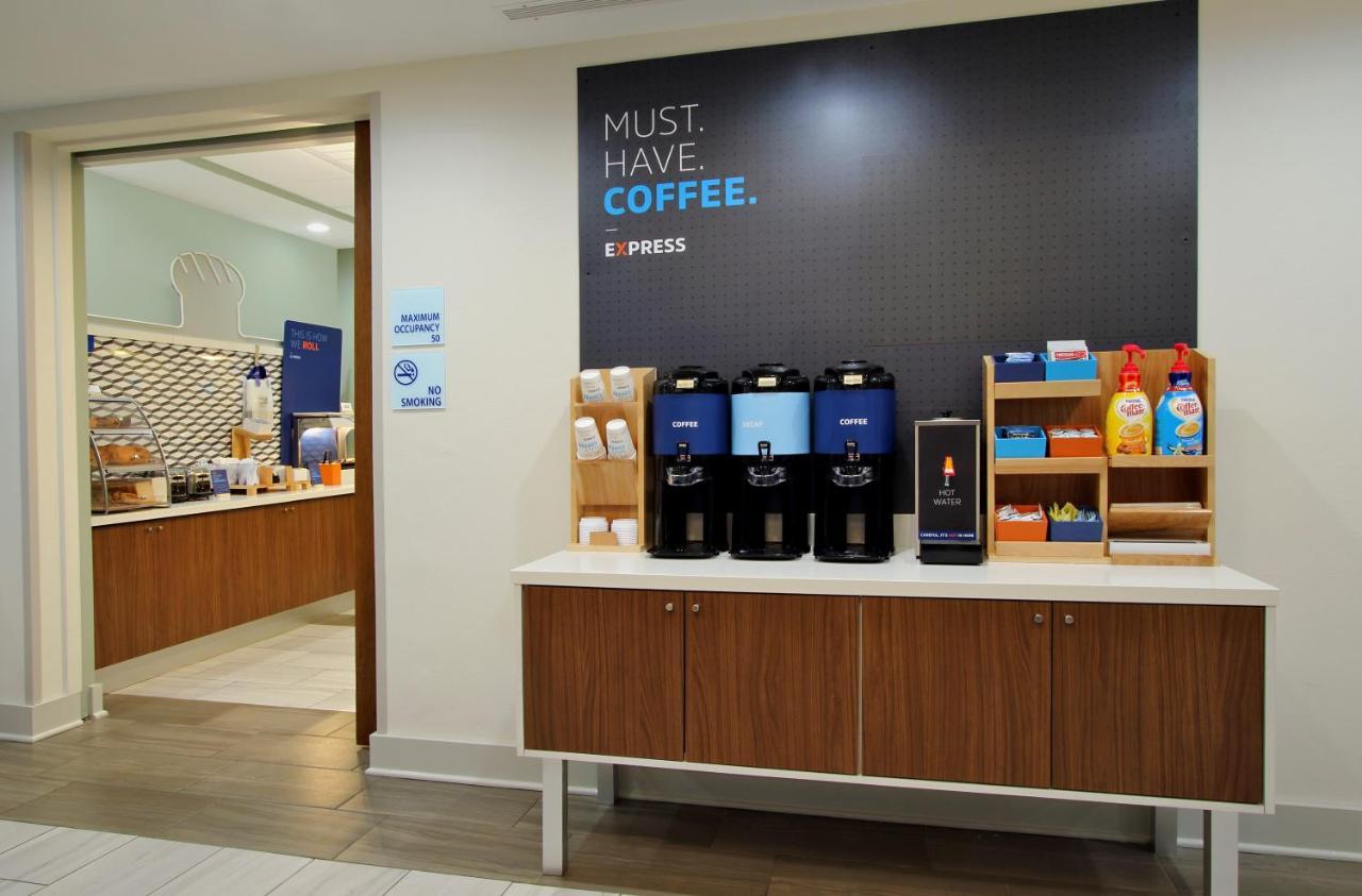 Holiday Inn Express - Ludlow - Chicopee Area By Ihg Bagian luar foto