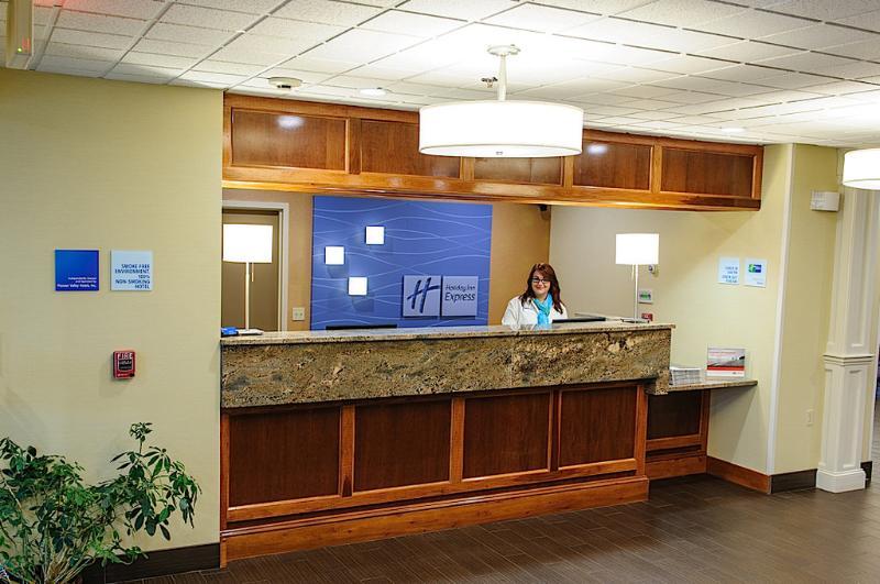 Holiday Inn Express - Ludlow - Chicopee Area By Ihg Bagian luar foto